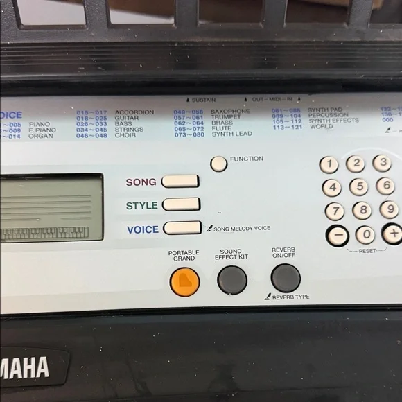 Yamaha Black and White Electronic Keyboard - Picture 5 of 9